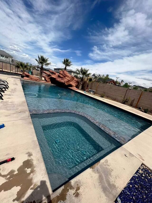 Well-maintained swimming pool in Washington County Utah